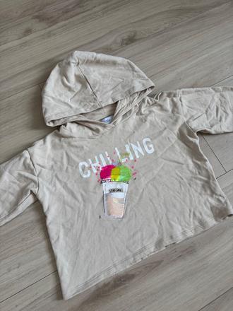 Krasna mikinka, reserved,158