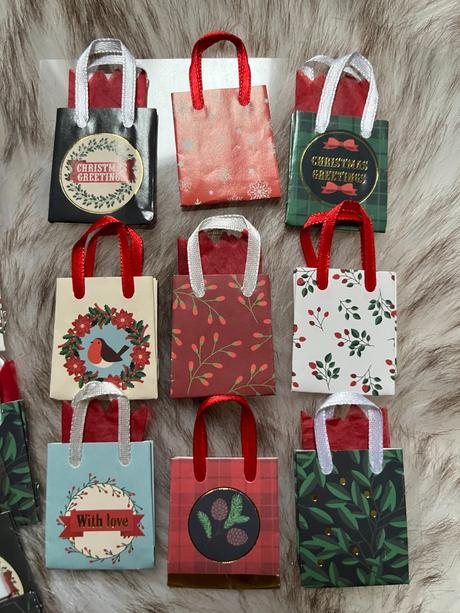 24 mini vianočných vrecúšok,