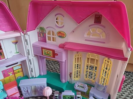 Domček s nábytkom a rodinkou, 