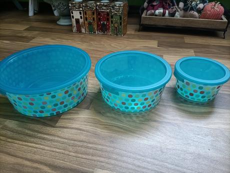 Tri bodkované dózy, 