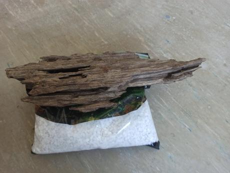 Dekoračný koreň a umelá rastlina,