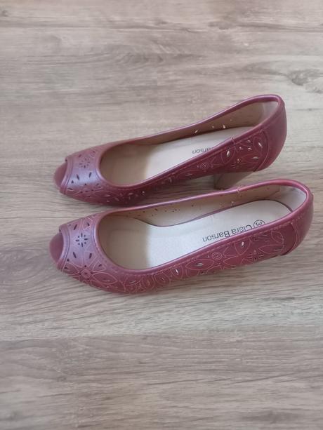 Lodicky, clara barson,37