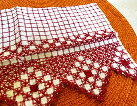 Vyšívaná vitrážka,