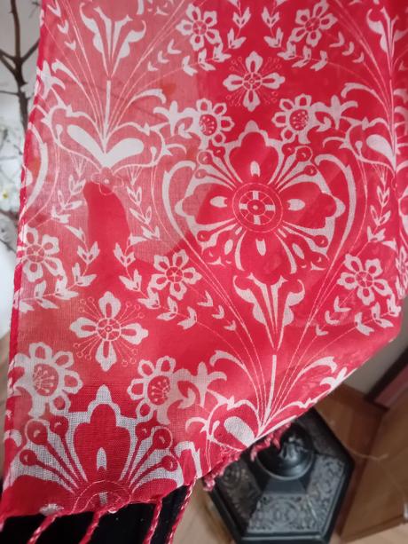 Červená šatka so strapcami, gate