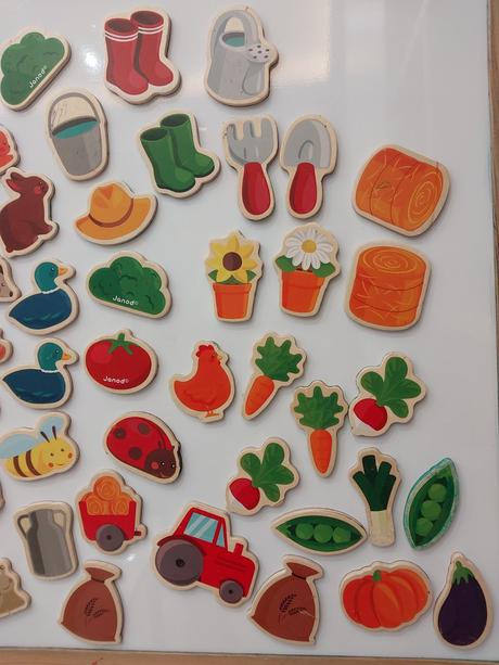 Magnetická nástenka, magnetky a počítadlo,