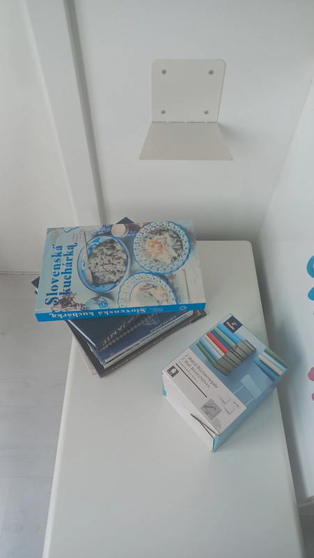 Neviditeľná polička na knihy,