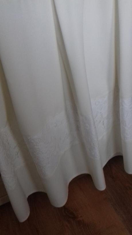 Nadherné krémové šaty, 158