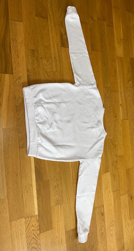 Biela mikina s nápisom, 158