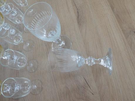 Sklenené poháre na nožičke, 