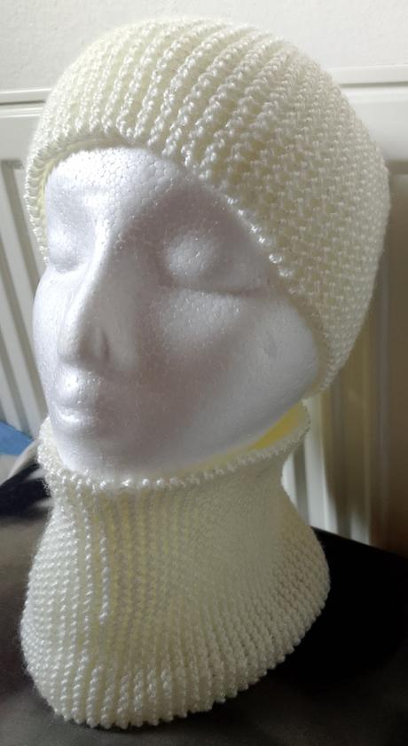 Čelenka s nákrčníkom biela,sviatočná, 