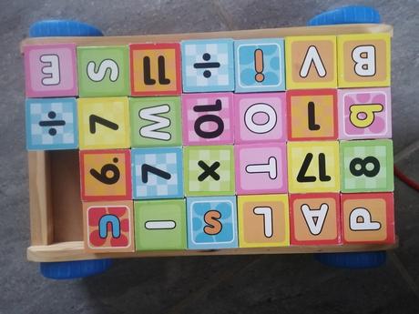 Drevene kocky pismenka,ciselka,vo voziku na šnúrke, 