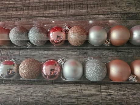 Ozdoby na stromček- biele vianoce- gule, svetielka, 