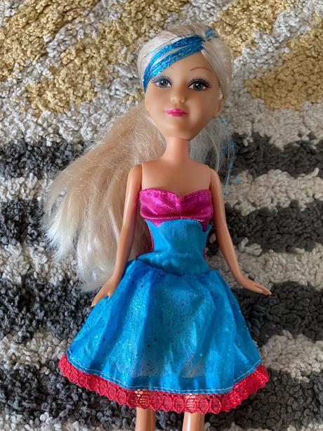 Bábika s modrým pramienkom, 