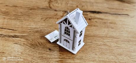 Drevený domček - biely - 110 x 58 mm,