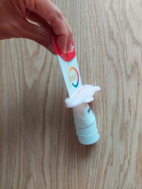 Jednoduchy plastovy vytlacac zubnej pasty, 