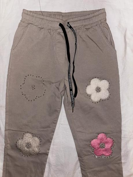 Hnedo-béžové nohavice s kvetinami, l