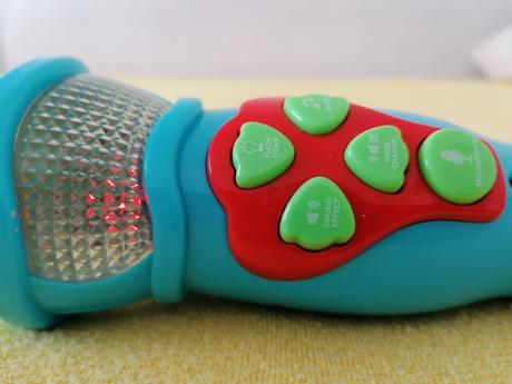 Mikrofón so svetlom, melódiami, meničom hlasu, 