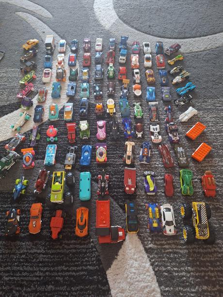Hot wheels auticka, 