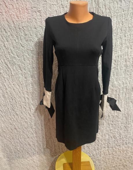 Elegantné čierne šaty s bielymi manžetami a mašlam, s