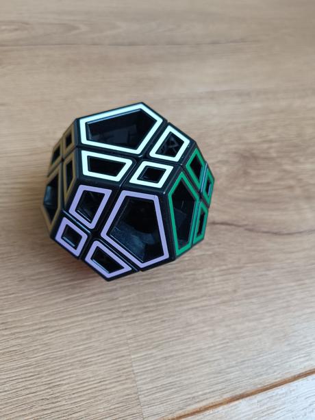 Hlavolam hollow skewb ultimate, 