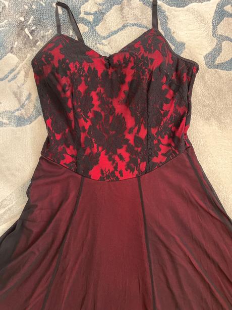 Dlhé šaty s čipkou a červenou podšívkou, m