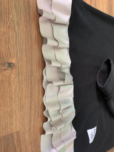 Mikina s volánikom, 122