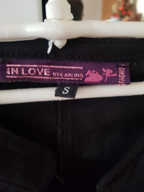 Kratke cierne bolero, s