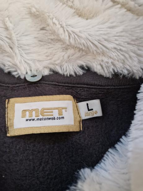 Mikina met in jeans s ko mko sedi, s