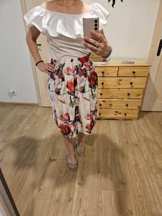 Krasna satenova midi sukna s magnoliami.nova, l / m / s