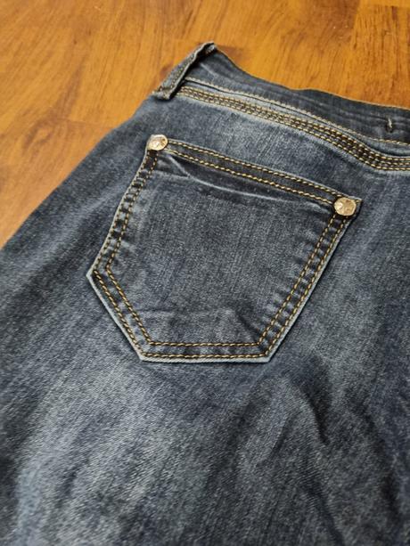 Tmavé elastické rifle, 32