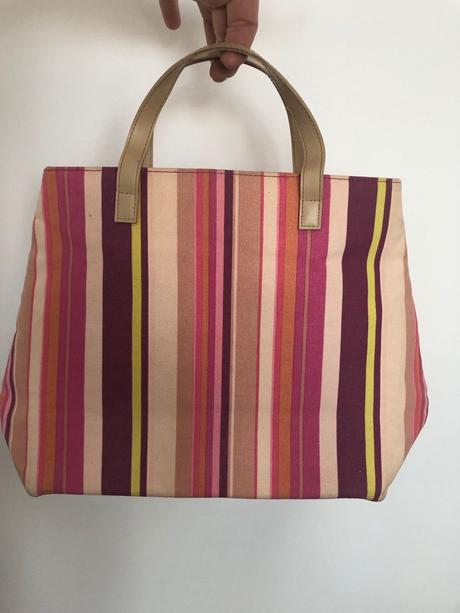 Romantická kabelka do ruky esteé lauder,