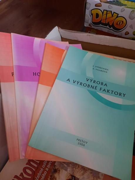 4 knihy na ekonomikalu,