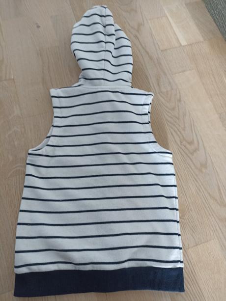 Chlapčenská vesta, 104