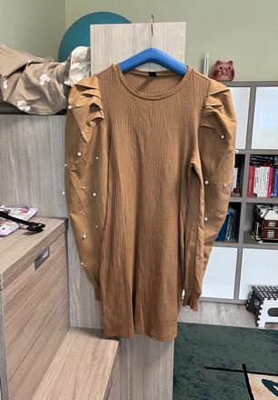 Šaty s perličkami, m