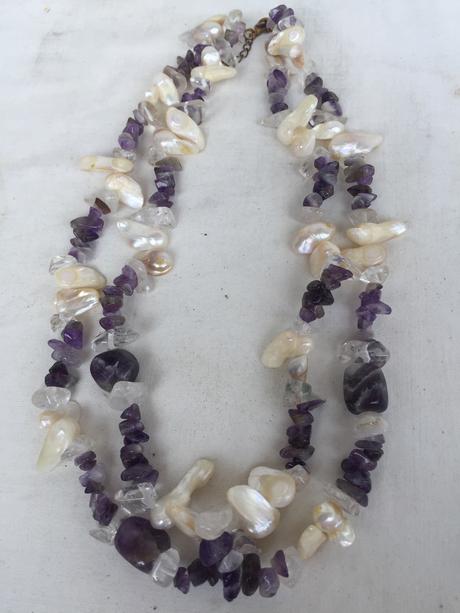 Krasny nahrdelnik kamene polodrahokam ametyst kris,