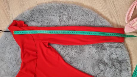 Šaty s holým ramenom, s