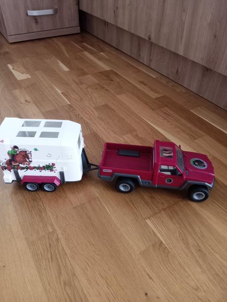 Schleich stajňa s príslušenstvom, 