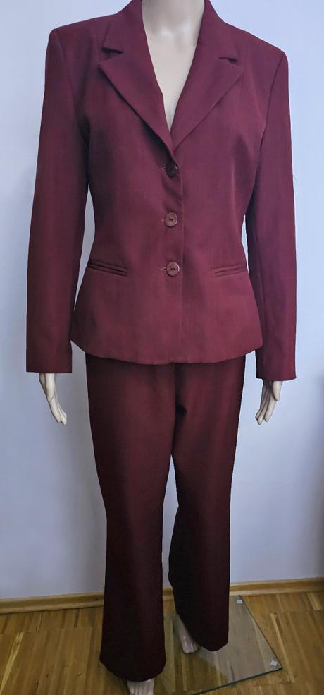 Elegantný kostým, 40