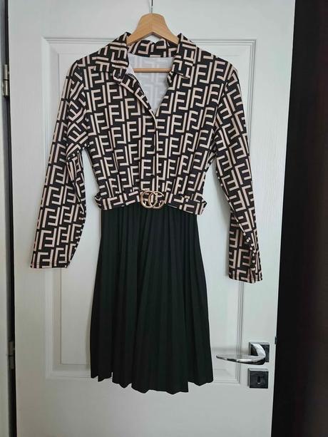 Dámske šaty so skladanou sukňou, 