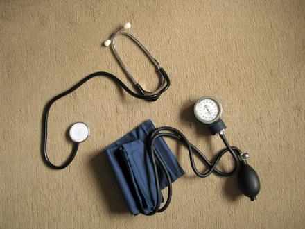 Manometrický tlakomer so stetoskopom,