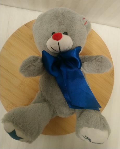 Plyšový sivý medveď s mašlou, kapsička vzadu italy, 