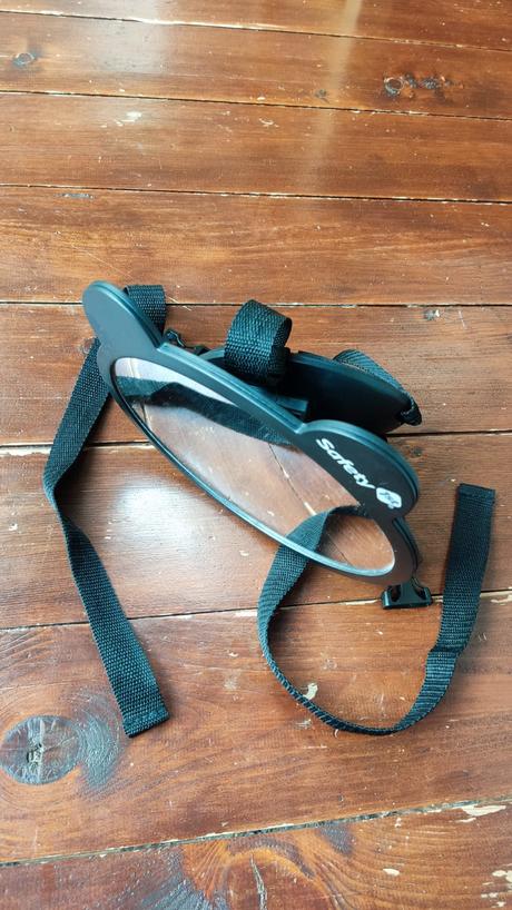 Zrkadlo na kontrolu dietata v aute,