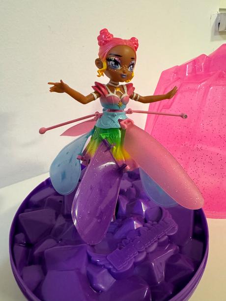 Lietajuca babika pixie hatchimals, 