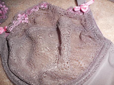 Pekná čipkovaná zachovalá, 75b