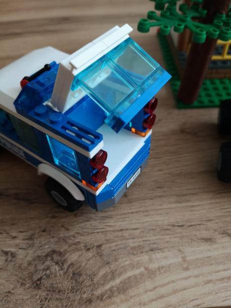 Lego city 4440 policajná stanica v lese,