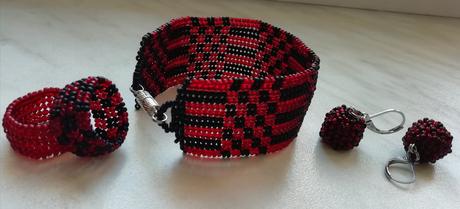 Široký náramok šachovnica zo sklenených korálok, 