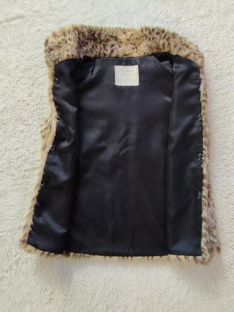 Teplá tigrova vesticka, 140