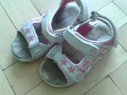 Motýlikové sandálky, 25