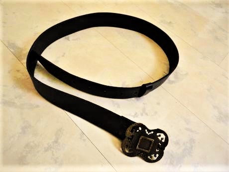 Kvalitný opasok s tepanou sponou,