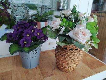 Kvety v košiku a kvetináči,